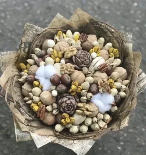 Букет из орехов